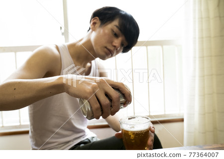 Men drinking beer in the room 77364007