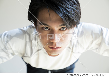 Men training at home 77364026