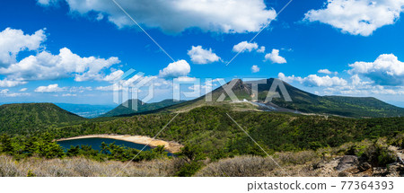 新鮮的綠色蝦野高原_海拔1200米的自然豐富的美麗高原_霧島等。 新鮮的綠色蝦野高原_海拔1200米的自然豐富的美麗高原_霧島等。 77364393