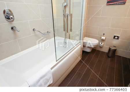 Hotel bathroom 77366403