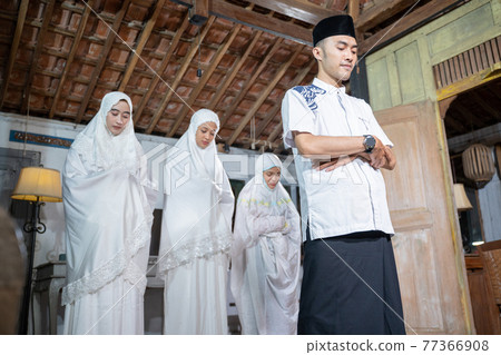 muslim family praying jamaah together at home muslim family praying jamaah together at home 77366908