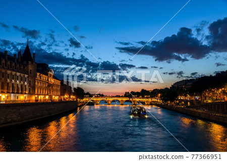 Illuminated Conciergerie at night - Paris, France 77366951