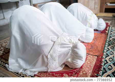 muslim family praying jamaah together at home muslim family praying jamaah together at home 77366952