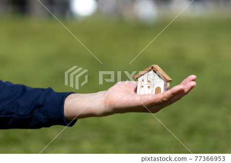 一個男人手掌上的小木屋 一個男人手掌上的小木屋 77366953