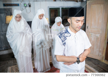 muslim family praying jamaah together at home muslim family praying jamaah together at home 77366982