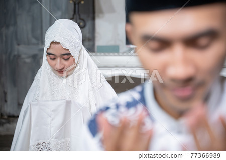 muslim husband and wife praying jamaah together at home muslim husband and wife praying jamaah together at home 77366989