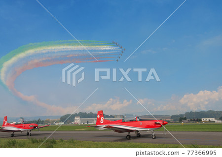 Acrobat team "PC-7 TEAM" & "Frecce Tricolori" Acrobat team "PC-7 TEAM" & "Frecce Tricolori" 77366995
