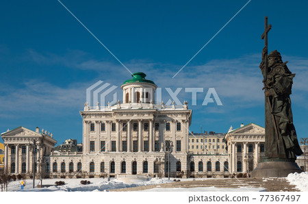 Neoclassical Pashkov House and monument to Vladimir Great in Moscow 77367497