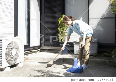 House cleaning woman sweeping House cleaning woman sweeping 77367941