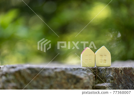 兩個可愛的小陶屋（鮮綠色背景） 77368007