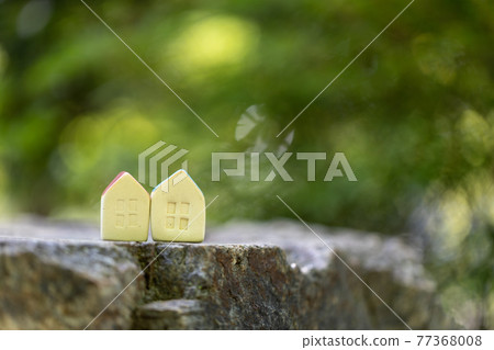 兩個可愛的小陶屋(鮮綠色背景) 兩個可愛的小陶屋(鮮綠色背景) 77368008