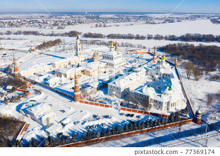 Winter view of the Epiphany Staro-Golutvina monastery in Kolomna 77369174