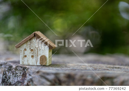 可愛的小木屋(新綠色背景) 可愛的小木屋(新綠色背景) 77369242