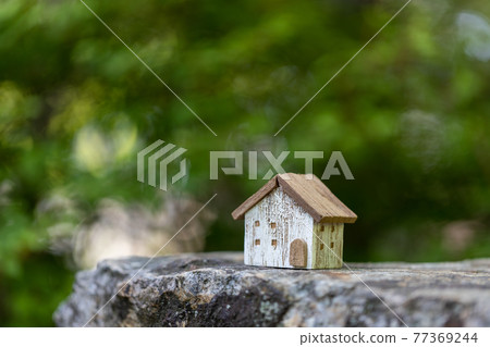 可愛的小木屋(新綠色背景) 可愛的小木屋(新綠色背景) 77369244