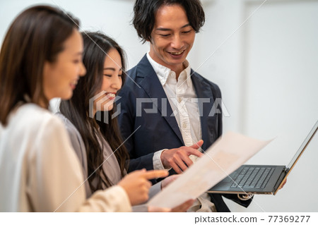 商務辦公室站立談話 3 人 商務辦公室站立談話 3 人 77369277
