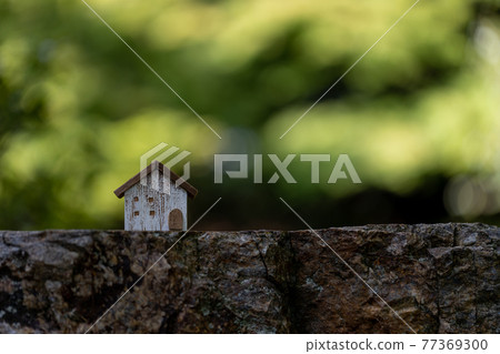 可愛的小木屋(新綠色背景) 可愛的小木屋(新綠色背景) 77369300