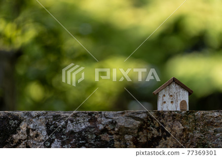 可愛的小木屋(新綠色背景) 可愛的小木屋(新綠色背景) 77369301