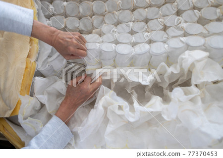 Bed mattress dismantled to throw away 77370453