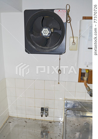 公寓廚房 換氣扇、煤氣架和煤氣龍頭 77370726