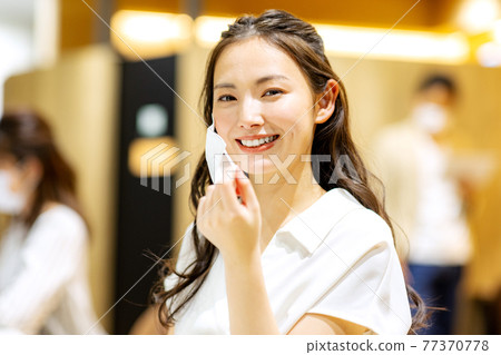 面具女性在室內 77370778