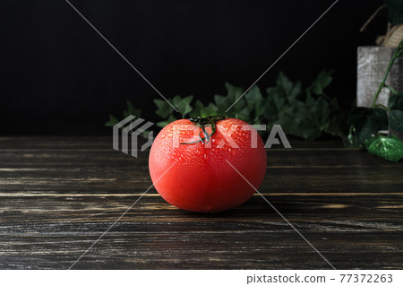 Fresh tomatoes Fresh tomatoes 77372263