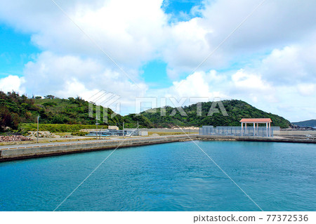 [Okinawa] Scenery inside the embankment of Aka Port as seen from the ferry 77372536