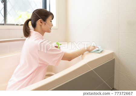 House cleaning woman cleaning the bathroom House cleaning woman cleaning the bathroom 77372667