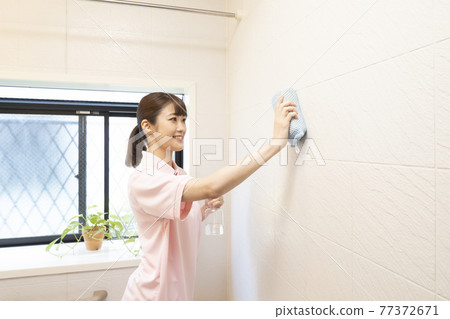 打掃衛生間的房子清潔女工 77372671