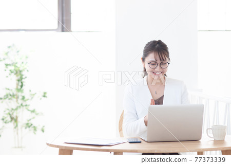 獨自遠程辦公的女人 獨自遠程辦公的女人 77373339