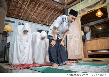 muslim family praying jamaah together at home muslim family praying jamaah together at home 77373884