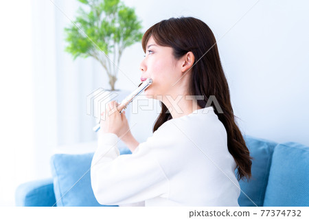 在客廳吹長笛的女人 77374732