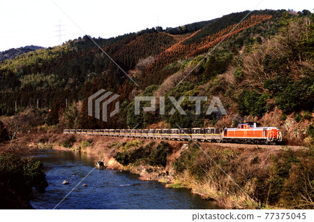 1998 DD51881 limestone transport train going on the Mine Line 1998 DD51881 limestone transport train going on the Mine Line 77375045