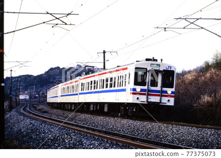 1998 4 105 series ordinary trains going on the Sanyo Main Line 1998 4 105 series ordinary trains going on the Sanyo Main Line 77375073