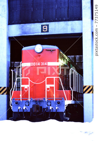 1998年DD14314內燃機車站在機車上 77375149