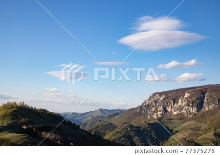 flying saucer shaped white cloud 77375278