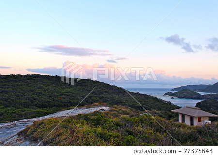 沖繩 從宇內崎展望台看到的座間味島 慶良間群島和落日 照片素材 圖片 圖庫