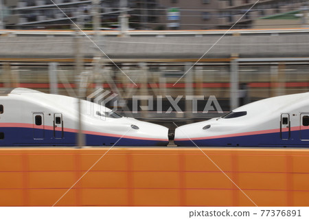 Joetsu Shinkansen Max Toki (16 cars, panning shot of connecting part) Joetsu Shinkansen Max Toki (16 cars, panning shot of connecting part) 77376891