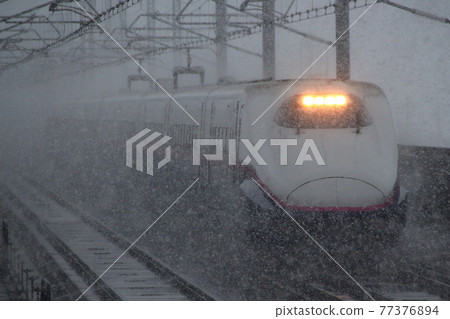 上越新幹線 E2 系列 1000 系列在暴風雪中穿越新潟縣 77376894