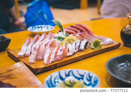 在屋久島的一家餐廳吃到閃閃發光的當地魚 在屋久島的一家餐廳吃到閃閃發光的當地魚 77377312