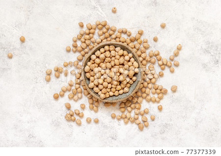 Bowl of raw dry chickpea 77377339