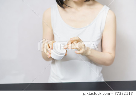 撿奶油的中年婦女 77382117