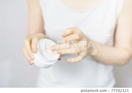 撿奶油的中年婦女 撿奶油的中年婦女 77382121