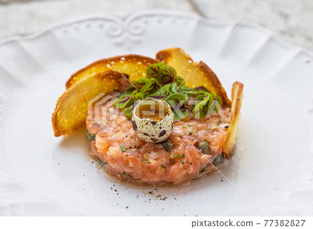 plate of salmon tartare 77382827