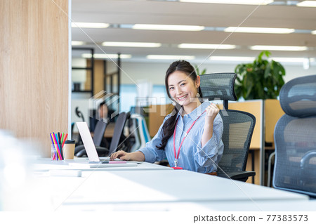 在辦公室工作的女商人 77383573