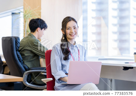 在辦公室工作的女商人 77383576