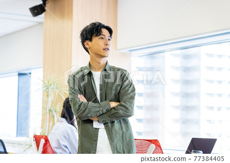 Business people working in the office 77384405