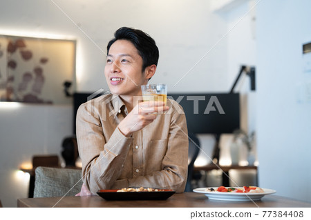 喝威士忌的男人 77384408