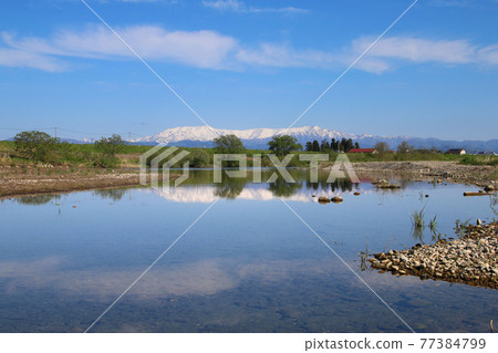 春天的飯豐山和阿賀川（福島縣會津番下町） 77384799