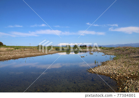 Spring Iide Mountains and Aga River (Aizubange Town, Fukushima Prefecture) 77384801