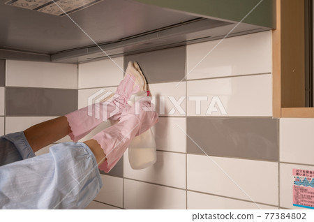 家庭主婦的日常廚房瓷磚清潔 77384802